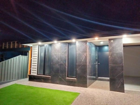 Modern and cosey 4 bedroom house walk to beach